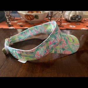 New Lilly Pulitzer visor! 🌴 perfect throw in that Bch bag or give it as a gift